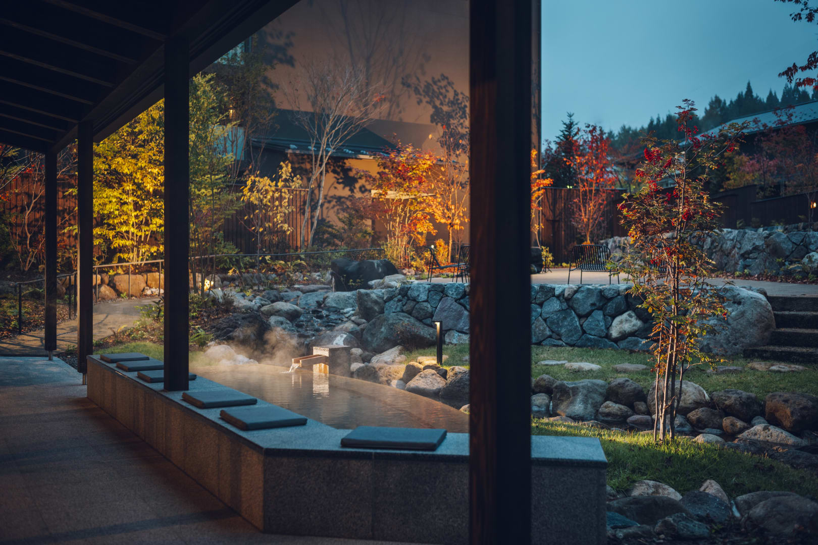 界 奥飛騨の中庭にある足湯。紅葉した山々を眺めながら足を浸せる
