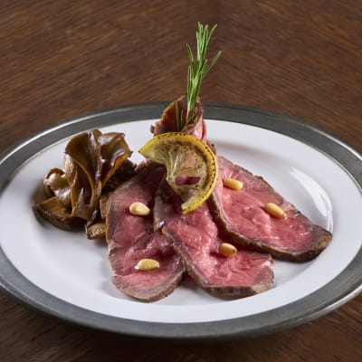 烤牛肉和腌蘑菇