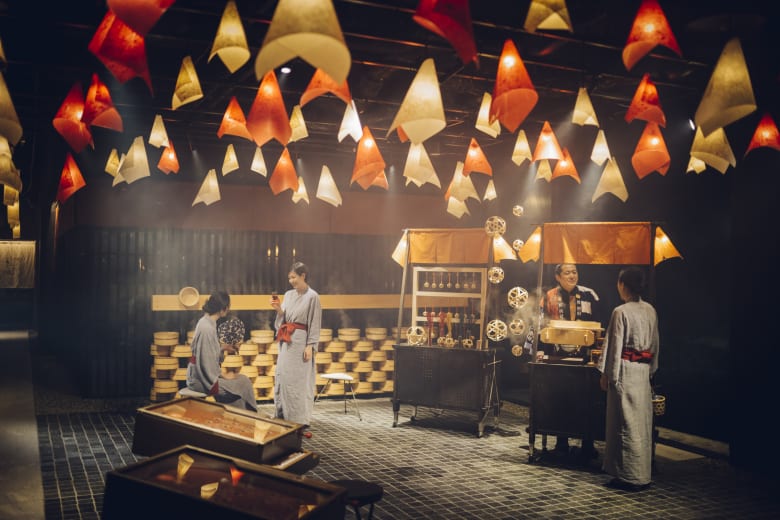 Yu-no-Hiroba at night