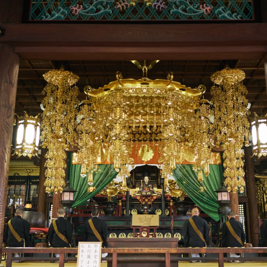 本能寺｜本堂にて朝のお勤め