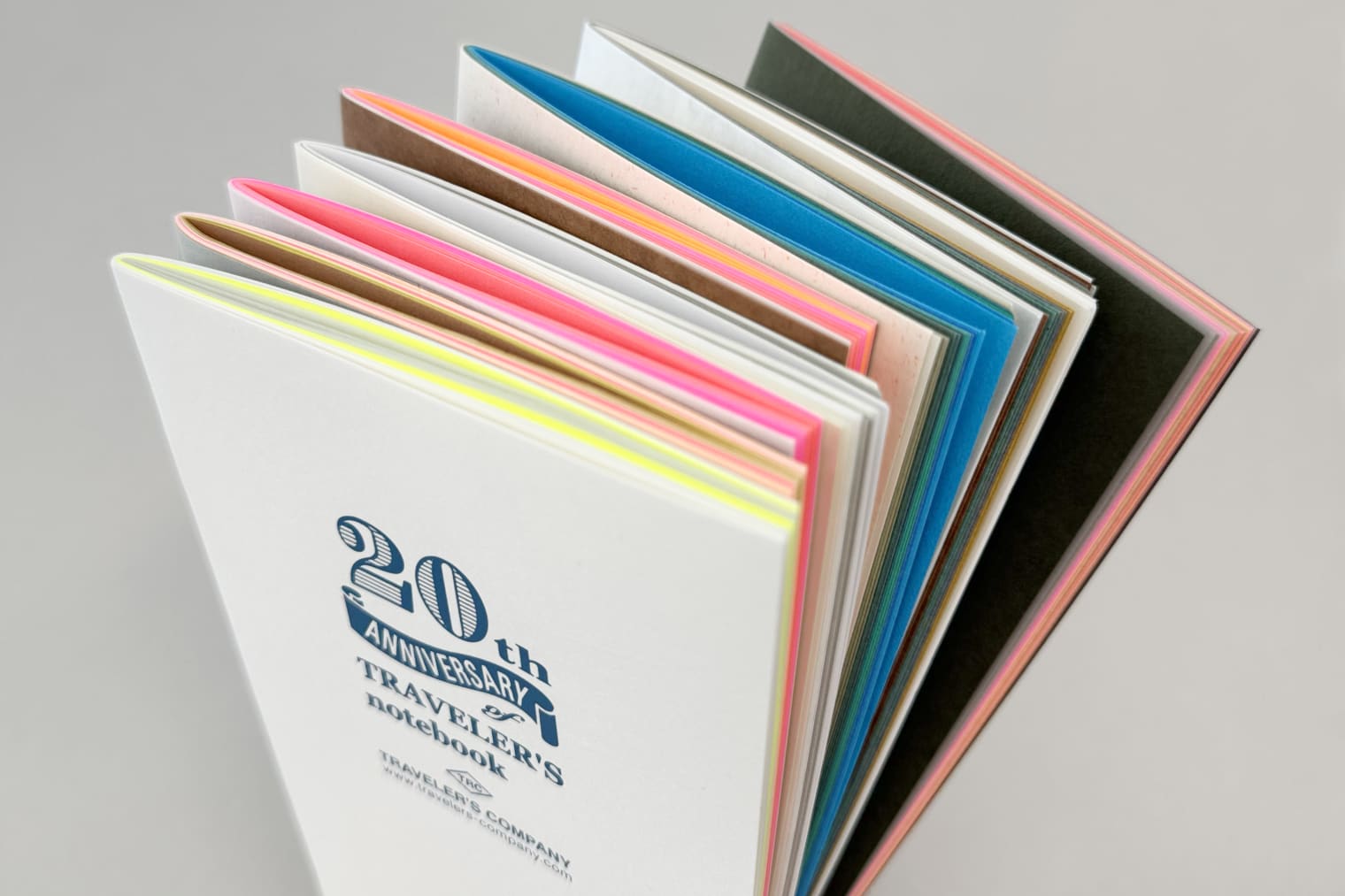 約40種類から好きな紙を選んで作る「DIY TRAVELER'S notebook