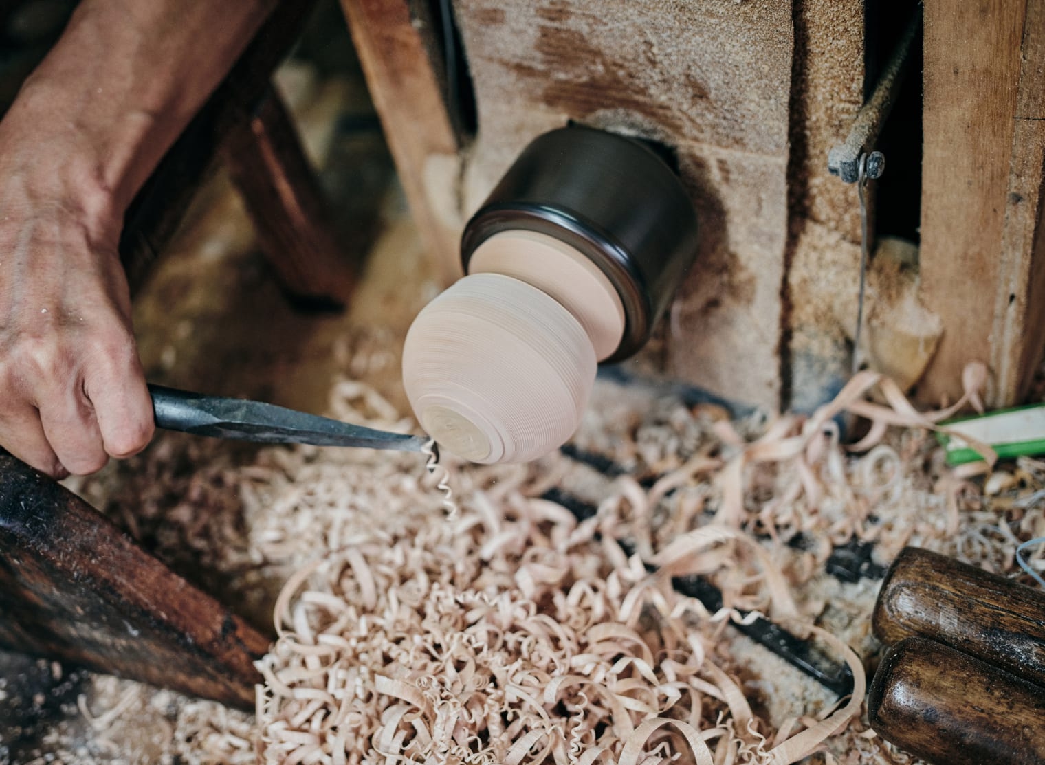 手業のひととき「山中塗の木地師があつらえた無垢の酒器で日本酒を
