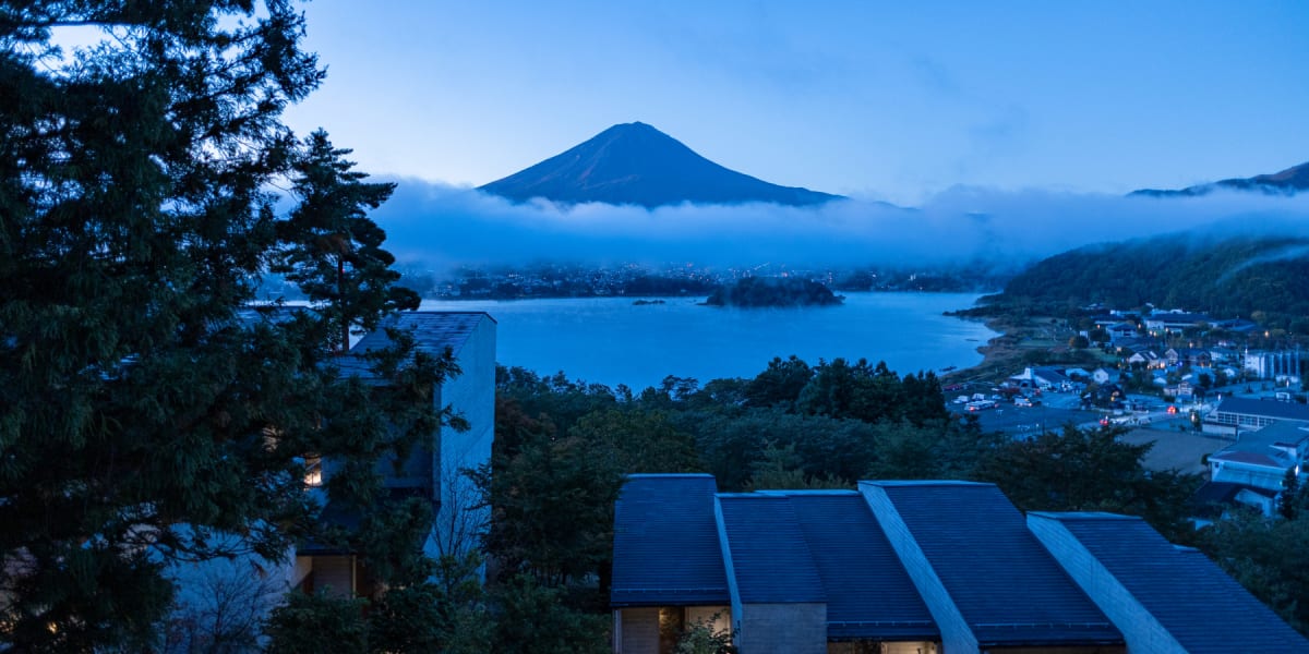 星のや富士から望む富士山と河口湖の眺望（楽天トラベル掲載画像）