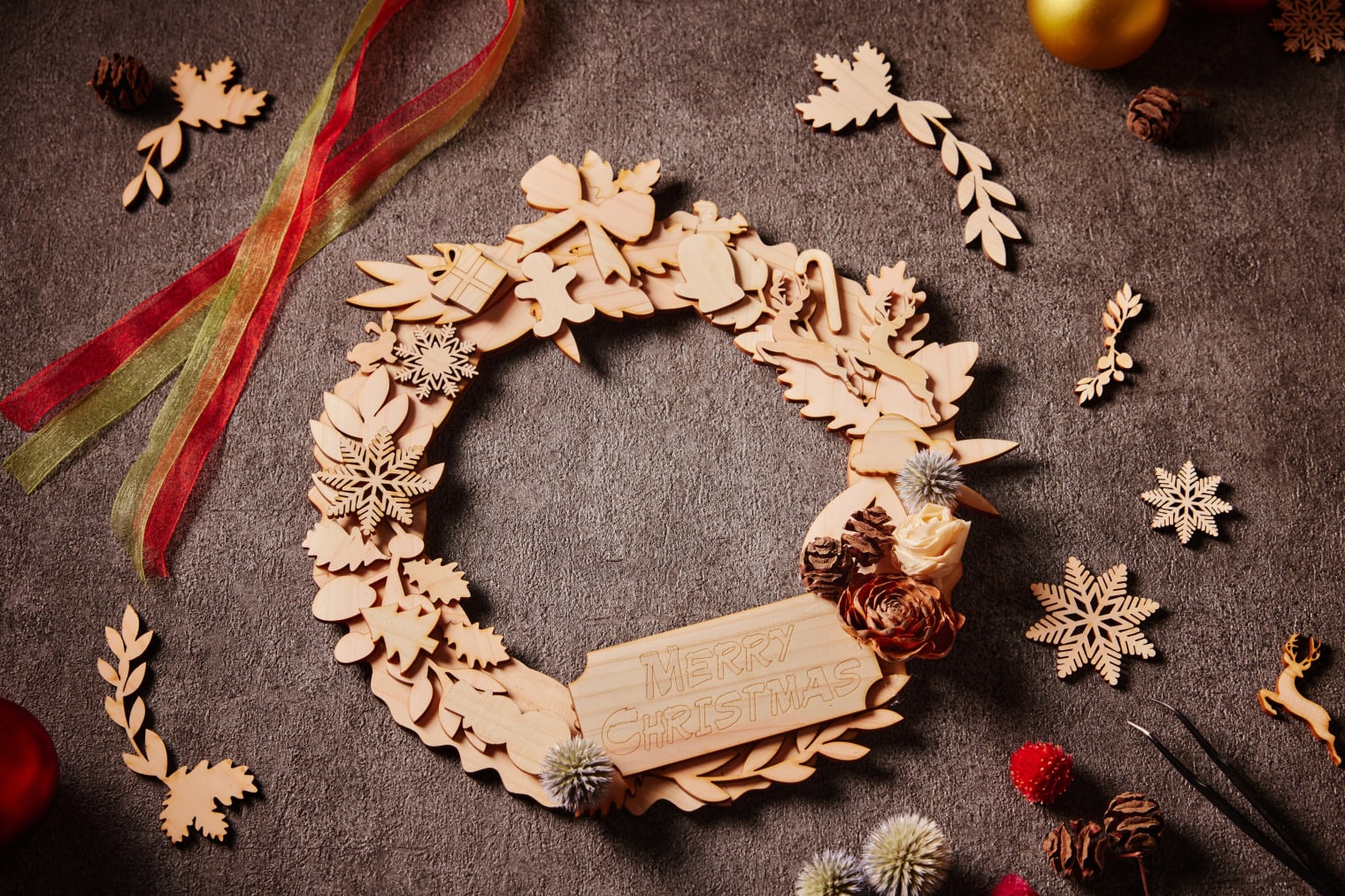 山帰来やベルギーナッツを丁寧に紡いだ針葉樹香る　オーバル型　クリスマス　リース 針葉樹のヒムロスギ、ユーカリを使ったクリスマスリース - KA