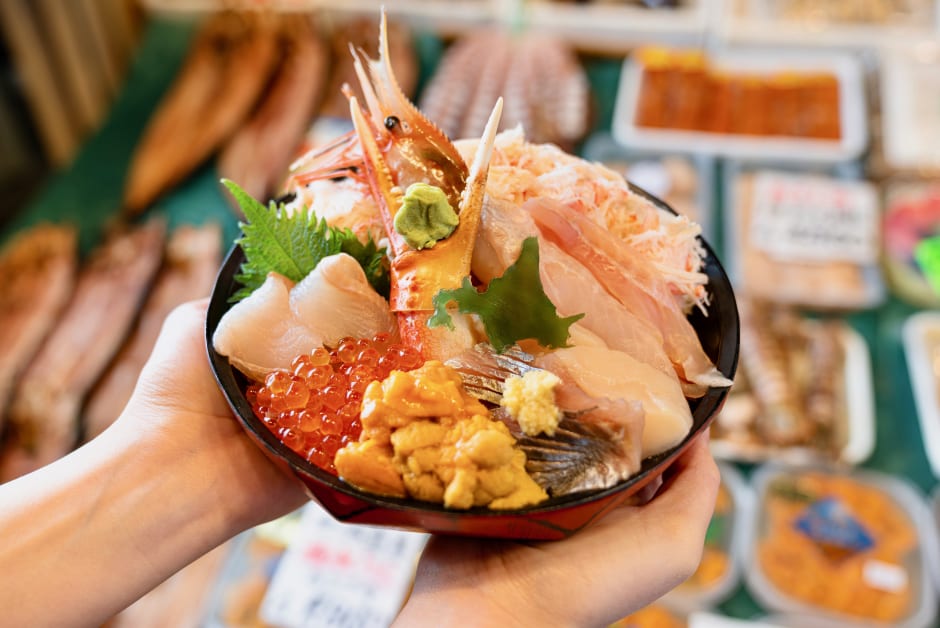 朝市で勝手にお節介丼ツアー - OMO5小樽 | 星野リゾート【公式】