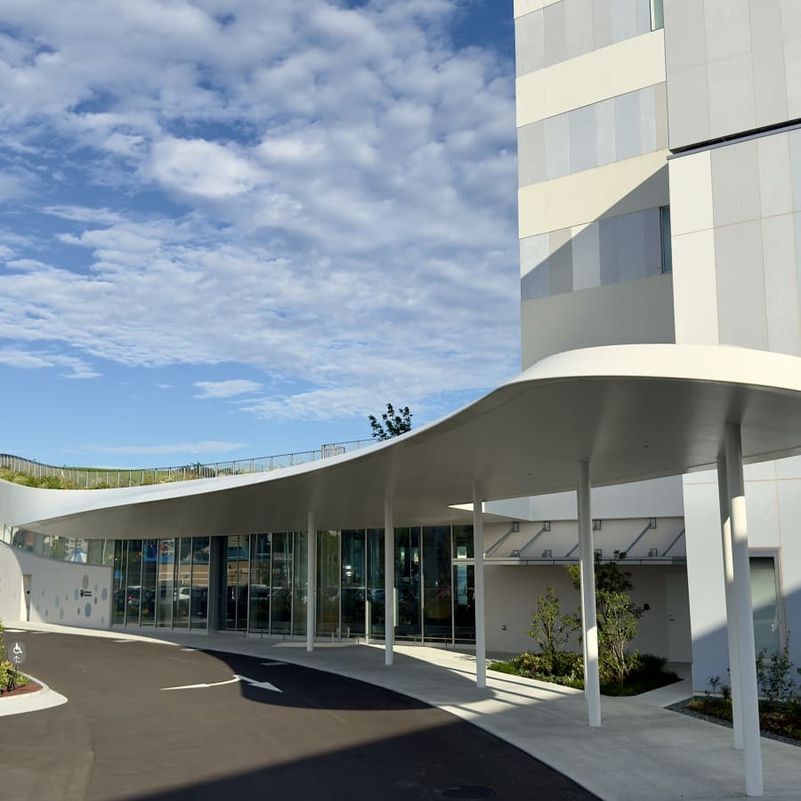 エントランスに設置された膜ひさし