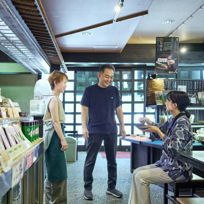 以直火砂炒闻名的金泽老茶店